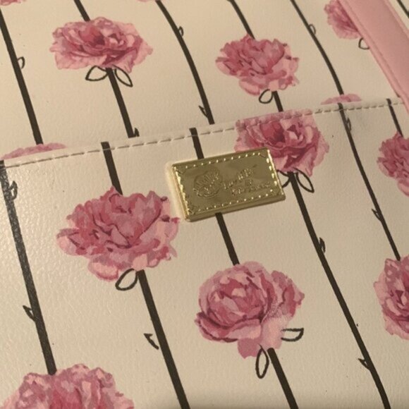 Betsey Johnson Luv Pink Rose Travel Tote duffle bag (doesn’t zip due to broken) - Picture 11 of 11
